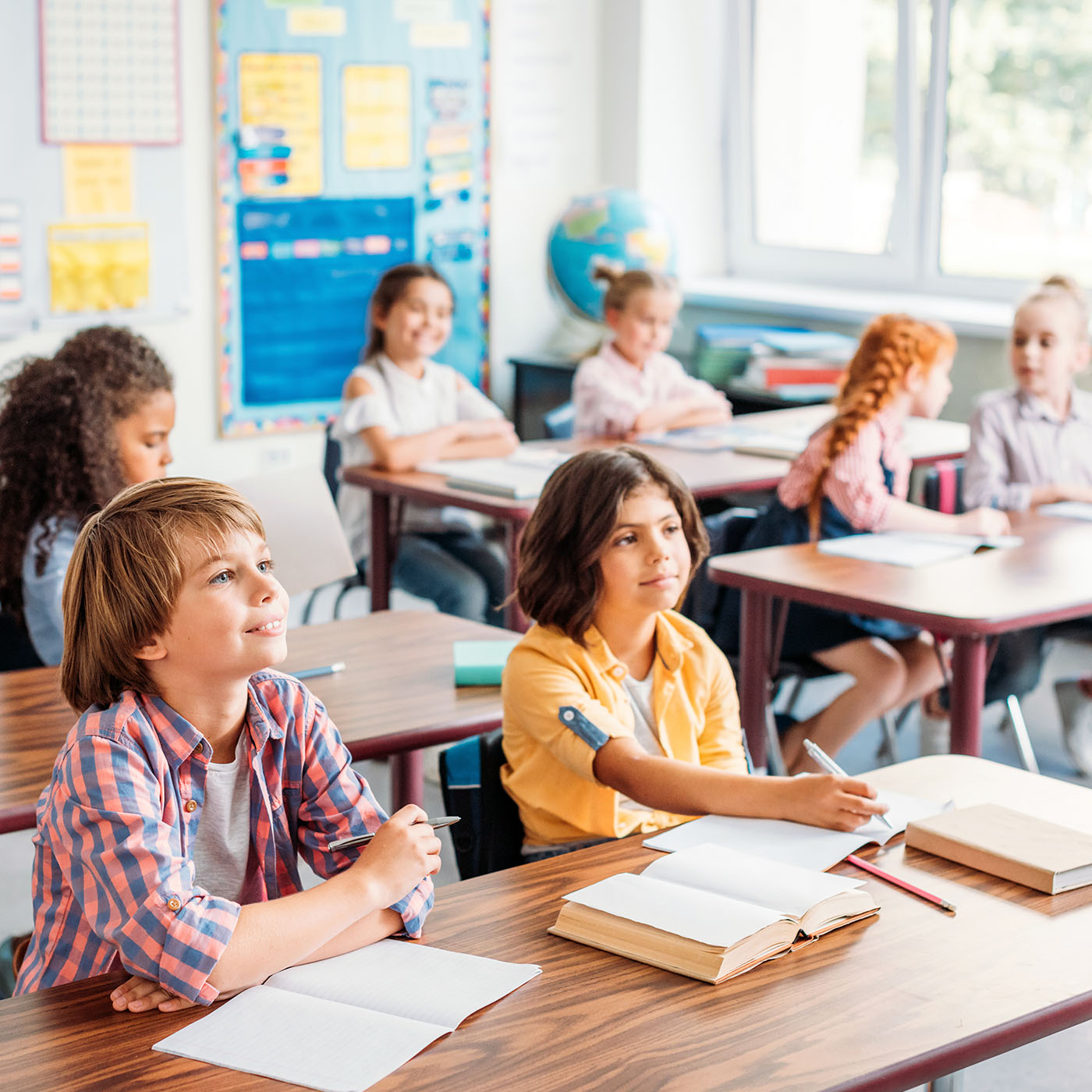 concentrated-little-kids-listening-teacher-in-clas-2022-12-16-17-09-37-utc.jpg